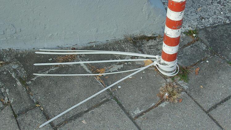 Auch wenn die Plakate schon weg sind, oft bleibt das Befestigungsmaterial zurück.  Foto: privat