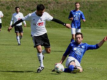 Der Prappacher Andi Knorz (rechts) kann Lois Jilke nicht stoppen - sein Teamkollege Lukas Winzig zieht wenig sp&auml;ter die Notbremse und f&auml;llt den Steinbacher. Christopher Imhof verwandelte den Strafsto&szlig;. Foto: G. Geiling