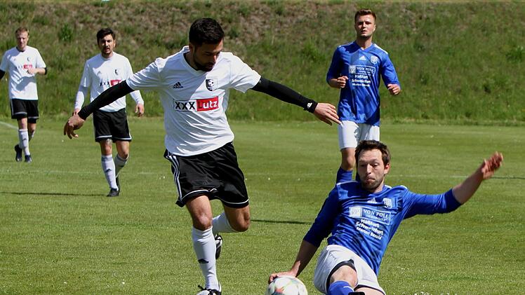 Der Prappacher Andi Knorz (rechts) kann Lois Jilke nicht stoppen - sein Teamkollege Lukas Winzig zieht wenig sp&auml;ter die Notbremse und f&auml;llt den Steinbacher. Christopher Imhof verwandelte den Strafsto&szlig;. Foto: G. Geiling
