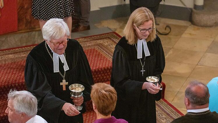 Landesbischof Heinrich Bedford-Strohm und Dekanin Stefanie Ott-Frühwald luden gemeinsam zum Abendmahl ein.  Foto: Klaus Gagel