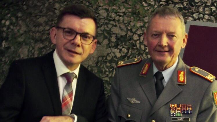 Spendenübergabe: Bürgermeister Warmuth (links) und Brigadegeneral Michael Matz .