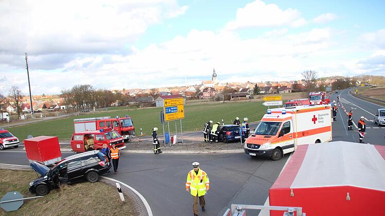 Unfallschwerpunkt: An der Kreuzung B 470/ ERH 18 bei Lonnerstadt kracht es oft. Deshalb soll dort eine Ampelanlage für größere Sicherheit und weniger Unfälle sorgen. Die Kosten liegen bei 164 696 Euro. Foto: Waltraud Enkert