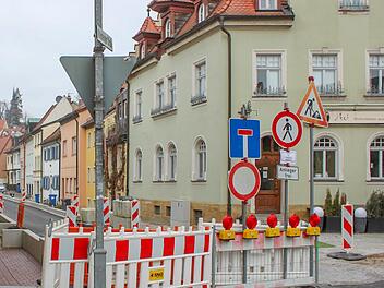 Die Baustellenschilder an der Sutte sollen in einigen Monaten verschwinden. Foto: Stefan Fößel