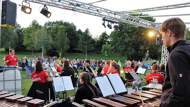Der Spielmannszug der Freiwilligen Feuerwehr Höchstadt mit seiner musikalischen Leiterin Evelyn Berier (links)  Fotos: Evi Seeger