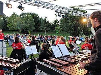 Der Spielmannszug der Freiwilligen Feuerwehr Höchstadt mit seiner musikalischen Leiterin Evelyn Berier (links)  Fotos: Evi Seeger