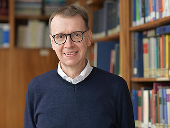 Prof. Dr. med. Christian Bogdan ist Stiko-Mitglied und erläutert, für wen eine vierte Corona-Impfung wirklich sinnvoll ist.