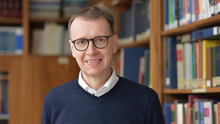 Prof. Dr. med. Christian Bogdan ist Stiko-Mitglied und erläutert, für wen eine vierte Corona-Impfung wirklich sinnvoll ist.