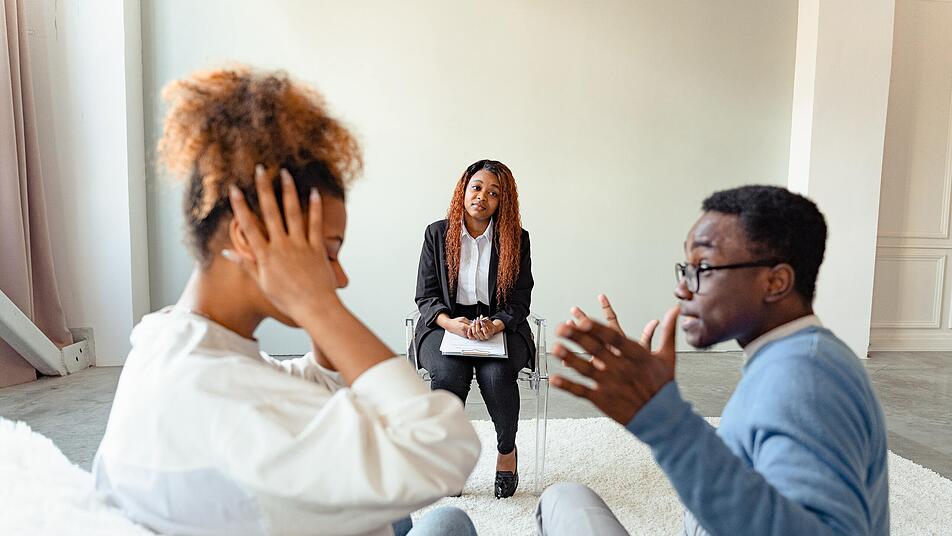 Die perfekte Beziehung ist ein Traum von Vielen. Wir verraten, wie Beziehungshindernisse zu überwinden sind und mit welchen Tipps die Beziehung stark bleibt. Bild: pexels-anthony-shkraba-7579115