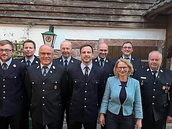 Unser Bild zeigt (von links): Neuer Kommandant Benedikt Kress, Lucas Hofbauer, Ehrenkommandant Manfred Br&ouml;nner, Detlef Heim, Martin Sell, neuer stellvertretender Kommandant Daniel B&ouml;hm, Wahlleiterin Elisabeth Assmann, Edgar Sitzmann und Thomas Eyrich.