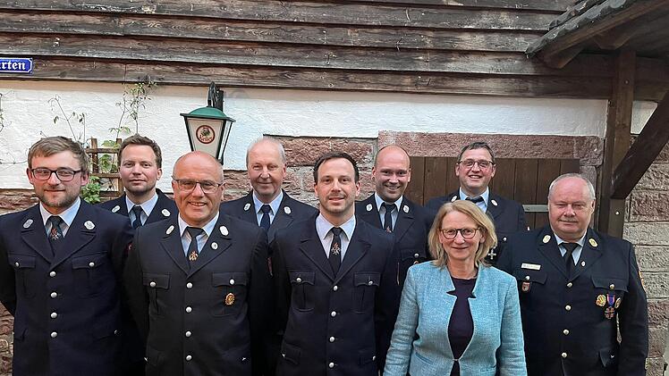 Unser Bild zeigt (von links): Neuer Kommandant Benedikt Kress, Lucas Hofbauer, Ehrenkommandant Manfred Br&ouml;nner, Detlef Heim, Martin Sell, neuer stellvertretender Kommandant Daniel B&ouml;hm, Wahlleiterin Elisabeth Assmann, Edgar Sitzmann und Thomas Eyrich.