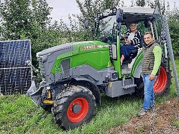 Im E-Schlepper sitzt Rosi Kraus, stellvertretende Landrätin, davor steht Jonas Maußner, Leiter des Obstinformationszentrums in Hiltpoltstein