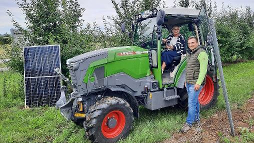 Im E-Schlepper sitzt Rosi Kraus, stellvertretende Landrätin, davor steht Jonas Maußner, Leiter des Obstinformationszentrums in Hiltpoltstein