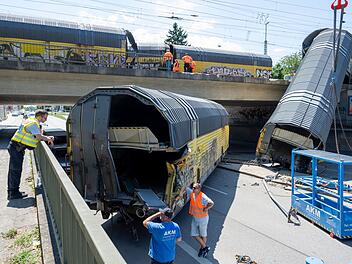 Nach dem Absturz zweier G&uuml;terzug-Waggons von einer Br&uuml;cke