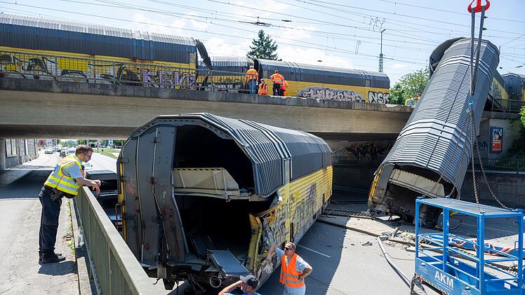 Nach dem Absturz zweier G&uuml;terzug-Waggons von einer Br&uuml;cke
