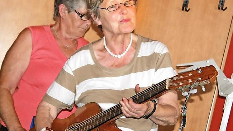 Für die Musik zuständig ist im Seniorenkreis meist die lebenslustige Gusti Lüttke. Foto: Becht