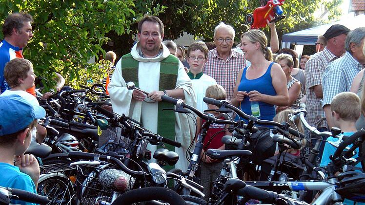 Bei tropischen Temperaturen war der erste Radfahrer-Gottesdienst in Sand ausgesprochen gut besucht. Im Pfarrgarten in Sand war jeder Platz besetzt. Fotos: Alfons Beuerlein