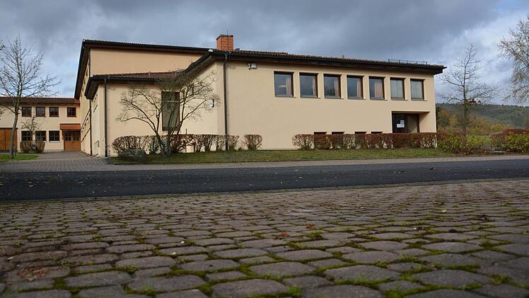 In die Henneberg-Sporthalle in Steinach soll investiert werden, hieß es bei der Bürgerversammlung. Eine Tribüne, wie sie von einigen Vereinen gefordert wird, erteilte Bürgermeister Wolfgang Back aus Kostengründen eine klare Absage. Foto: Björn Hein