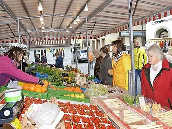 Ein buntes Marktangebot belebte am Wochenende beim Sommermarkt die Bad Kissinger Innenstadt. Foto: Peter Rauch