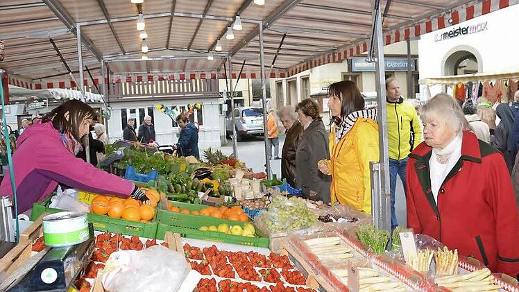 Ein buntes Marktangebot belebte am Wochenende beim Sommermarkt die Bad Kissinger Innenstadt. Foto: Peter Rauch