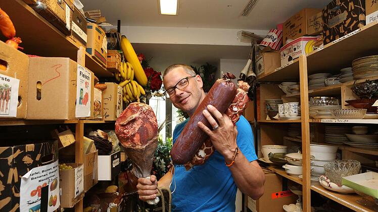 Jochen Mischner, Chef-Requisiteur am E.T.A.-Hoffmann-Theater, mit bebrilltem Mais und lachendem Reis aus "Flowerpower" Fotos: Barbara Herbst