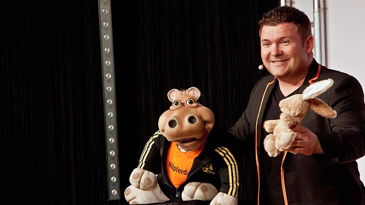 Sebastian Reich und Nilpferddame Amanda im Coburger KongresshausFoto: Jochen Berger