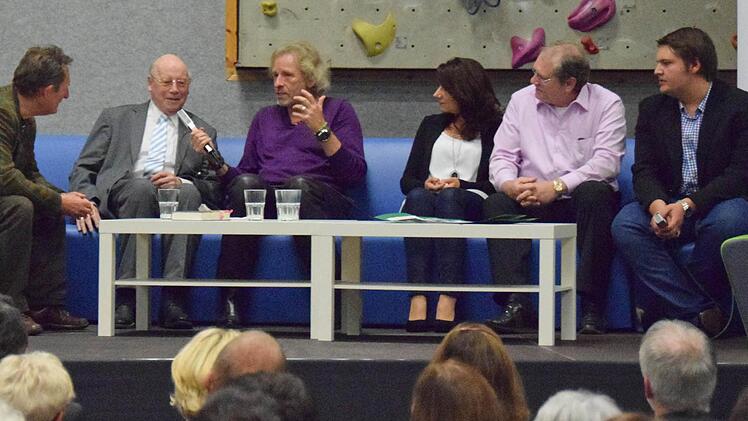 Talkrunde auf dem blauen Sofa.