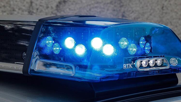 Fahndung erfolgreich: Die Kulmbacher Polizei schnappt den Übeltäter, der eine Mülltonne am Busbahnhof gesprengt hat. Symbolbild: Christopher Schulz