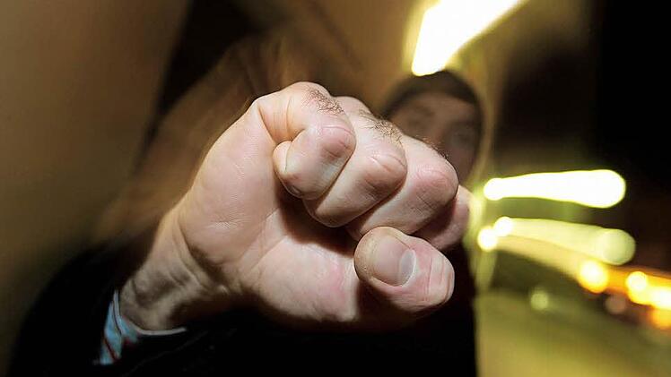 Wegen versuchten Totschlags stehen sechs Rocker in Bayreuth vor Gericht. Symbolfoto: Karl-Josef Hildenbrand/dpa