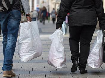 Ein Auslaufmodell: Der Verbrauch von Plastiktüten soll in Deutschland systematisch reduziert werden. Foto: Matthias Balk/dpa