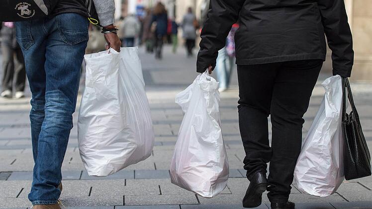 Ein Auslaufmodell: Der Verbrauch von Plastiktüten soll in Deutschland systematisch reduziert werden. Foto: Matthias Balk/dpa
