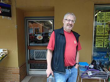 Armin Wölfel vor seinem Gräfenberger Laden Foto: Petra Malbrich