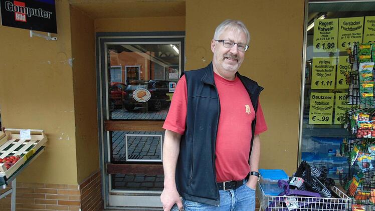 Armin Wölfel vor seinem Gräfenberger Laden Foto: Petra Malbrich