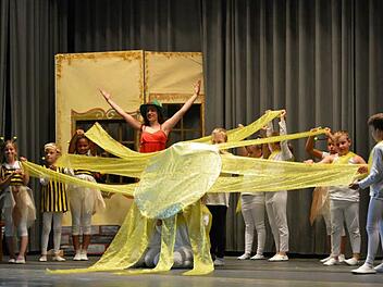 Das Rhönkäppchen wirbelte durch den Saal.  Fotos: Björn Hein
