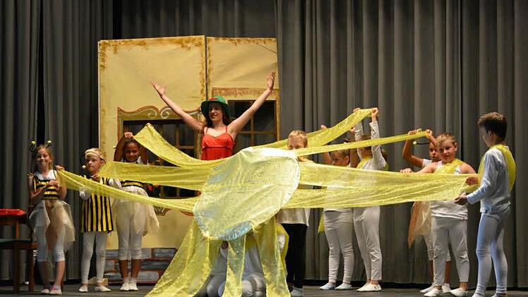 Das Rhönkäppchen wirbelte durch den Saal.  Fotos: Björn Hein