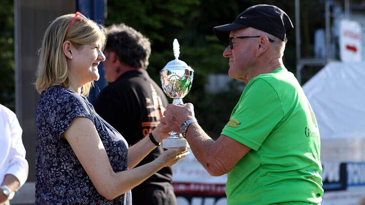 Karin Elsel vom Sponsoren Team überreichte an Ernst Klapproth aus Heilbronn als ältesten Teilnehmer der Langstrecke den Pokal. Er hatte mit 75 Jahren noch 210 Kilometer auf sich genommen. Foto: Michael Wunder