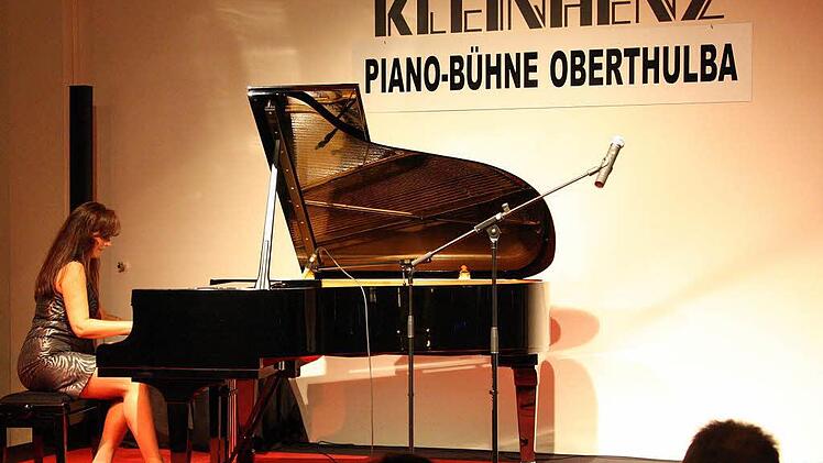 Larissa Schloss interpretierte während der KOB-Geburtstagsfeier klassische Musik auf der Bühne des Pianocenters Kleinhenz.  Foto: Karlheinz Franz