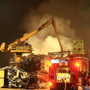 Großbrand im Nürnberger Hafengebiet - Anwohner sollten Fenster und Türen geschlossen halten