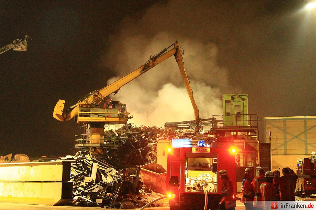 Großbrand im Nürnberger Hafengebiet - Anwohner sollten Fenster und Türen geschlossen halten