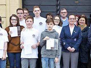 Die Geehrten der Wasserwacht-Ortsgruppe Stadtsteinach zusammen mit den Führungs- und Ehrengästen sowie den Vorstandsmitgliedern Foto: Klaus-Peter Wulf