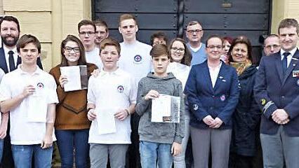 Die Geehrten der Wasserwacht-Ortsgruppe Stadtsteinach zusammen mit den Führungs- und Ehrengästen sowie den Vorstandsmitgliedern Foto: Klaus-Peter Wulf