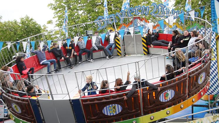 Für Schwindelfreie ein Riesenspaß: Schnelle Runden auf der Bayern-Wippe. Foto: Dagmar Besand