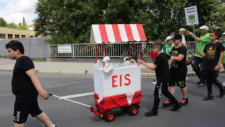 Die Klasse 5aG erinnert an eine Neustadter Spezialität, die Eiskiste. Foto: Michael Stelzner