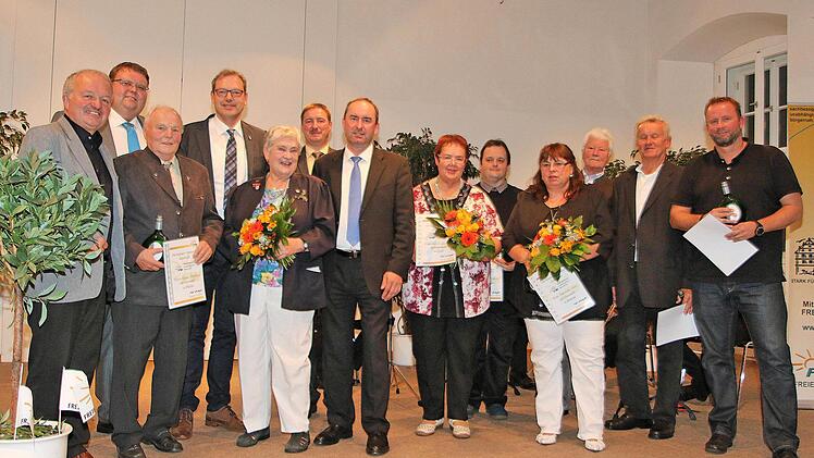 Hubert Aiwanger (Bildmitte) heftete Mitgliedern ihre Ehrennadeln von Silber bis Platin an. Dieter Britz