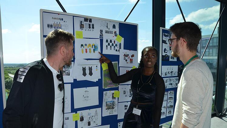 Die Design-Studenten Amy Francesca (London) und Victor Kleina (Paris) haben ein Praktikum bekommen. Unser Foto zeigt sie mit Kreativdirektor Torsten Hochstetter.