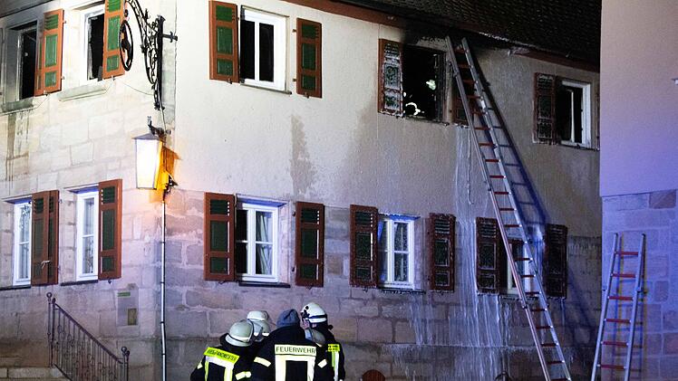 In einem Fachwerkhaus am Marktplatz von Cadolzburg ist am Sonntag ein Brand ausgebrochen. Foto: NEWS5 / Schmelzer