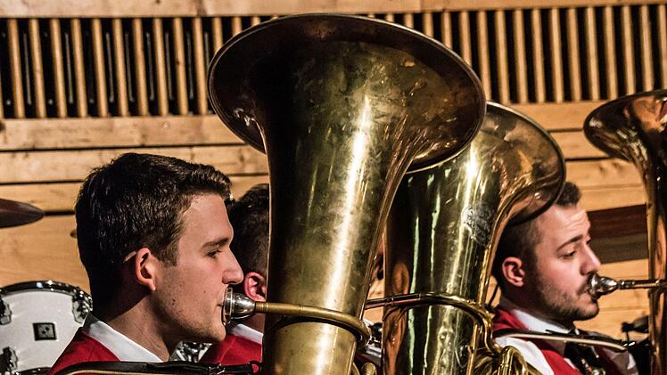 Impressionen vom Weihnachtskonzert mit dem Jugendorchester und dem Musikverein Stadt Rödental in der fast ausverkauften Franz-Goebel-Halle.Foto: Jochen Berger