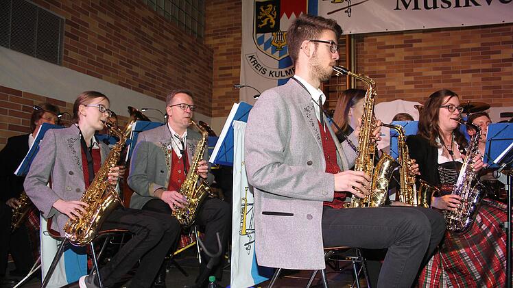 Die Musiker zeigten sich von ihrer besten Seite: Beim Jubiläumskonzert standen anspruchsvolle Weisen, aber auch klassische Blasmusik auf dem Programm. Foto: Sonny Adam