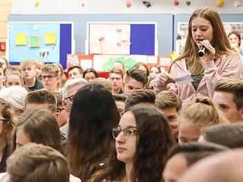 Viele Fragen an Naftali Fürst: Auf dessen Besuch hatten sich die Realschüler wochenlang vorbereitet.  Fotos: Barbara Herbst