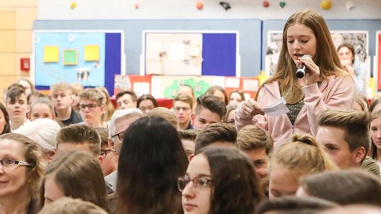 Viele Fragen an Naftali Fürst: Auf dessen Besuch hatten sich die Realschüler wochenlang vorbereitet.  Fotos: Barbara Herbst