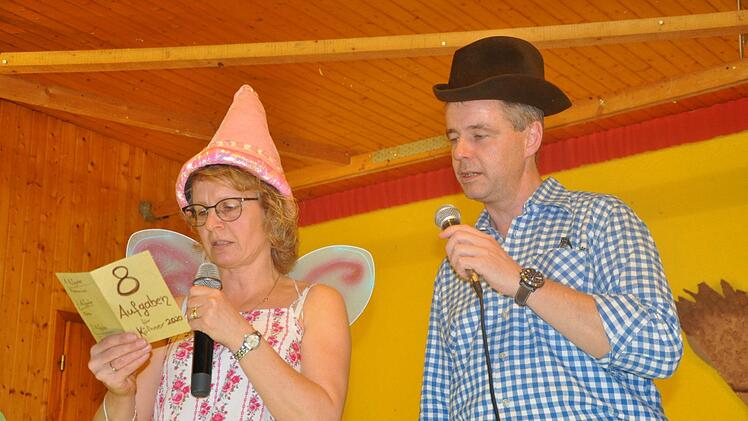 Die "Pilsterzwerge" Kerstin und Thomas Beck ermittelten in einem Wettstreit der Paare das Prinzenpaar.  Foto: Petra Heurich